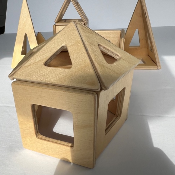 Earthtiles 31 piece wooden magnetic tiles Squares & Triangles. - Picture 2 of 3